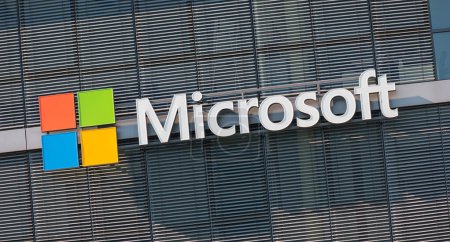 Foto de COLOGNE, ALEMANIA OCTUBRE, 2017: Logotipo de Microsoft en una pared. Microsoft es una corporación internacional que desarrolla, apoya y vende software y servicios informáticos en todo el mundo. - Imagen libre de derechos