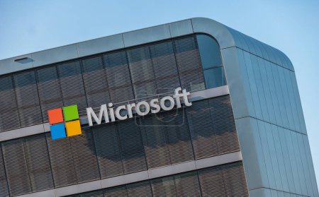 Foto de COLOGNE, ALEMANIA OCTUBRE, 2017: Logotipo de Microsoft en un edificio. Microsoft es una corporación internacional que desarrolla, apoya y vende software y servicios informáticos en todo el mundo. - Imagen libre de derechos