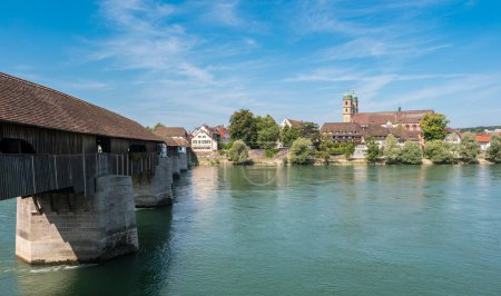 Téléchargez les photos : Le Rhin avec le pont historique en bois et les Fridolins à Bad Saeckingen en été, Forêt Noire, Bade-Wurttemberg, Allemagne, Europe - en image libre de droit
