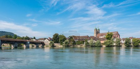 Téléchargez les photos : Le Rhin avec le pont historique en bois et les Fridolins à Bad Saeckingen en été, Forêt Noire, Bade-Wurttemberg, Allemagne, Europe - en image libre de droit