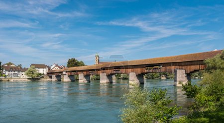 Téléchargez les photos : Le pont historique de la frontière du bois sur le Rhin et Fridolins minster à Bad Saeckingen en été, Forêt Noire, Bade-Wurttemberg, Allemagne, Europe - en image libre de droit