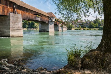 Téléchargez les photos : Vue du plus ancien pont frontalier historique en bois sur le Rhin et vue sur la Suisse à Bad Saeckingen en été, Forêt Noire, Bade-Wurttemberg, Allemagne, Europe - en image libre de droit