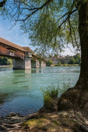 Téléchargez les photos : Le pont historique en bois sur le Rhin à Bad Saeckingen en été, Forêt Noire, Bade-Wurtemberg, Allemagne, Europe - en image libre de droit