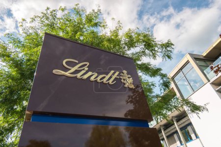 Téléchargez les photos : AACHEN, ALLEMAGNE AVRIL, 2017 : Logo de l'entreprise Lindt. Lindt est une marque de Lindt & Sprungli AG, une société suisse fondée en 1845.. - en image libre de droit