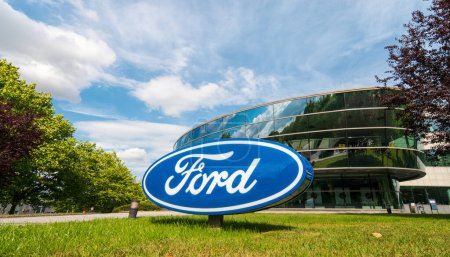 Foto de AACHEN, ALEMANIA ABRIL, 2017: Logo de Ford en un edificio de la empresa. Ford Motor Company es una multinacional estadounidense de automoción con sede en Dearborn, Michigan.. - Imagen libre de derechos