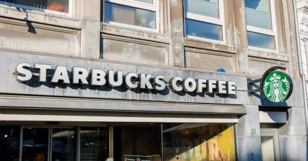 Téléchargez les photos : AACHEN, ALLEMAGNE JANVIER 2017 : Starbucks Coffee. Starbucks est la plus grande entreprise de café au monde, avec 20 891 magasins dans 62 pays. - en image libre de droit