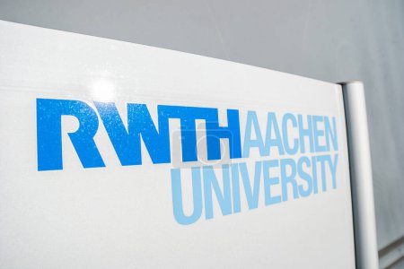 Foto de AACHEN, ALEMANIA ENERO, 2017: Logo de la Universidad de Aquisgrán RWTH. Con más de 44.000 estudiantes, es la Universidad de Aquisgrán RWTH es la universidad más grande para cursos de estudios técnicos en Alemania - Imagen libre de derechos