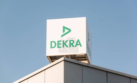 Foto de BERLÍN, ALEMANIA JULIO 2019: logotipo de Dekra en un edificio. Dekra es una empresa de inspección de vehículos fundada en Berlín, Alemania en 1925. Dekra es la tercera empresa de inspección más grande del mundo - Imagen libre de derechos