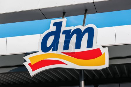 Téléchargez les photos : BERLIN, ALLEMAGNE JUILLET 2019 : Logo du magasin dm. dm-drogerie markt est une chaîne de magasins de détail qui vend des cosmétiques, des soins de santé et des aliments de santé. - en image libre de droit