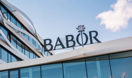 Téléchargez les photos : AACHEN, ALLEMAGNE JUILLET 2019 : Logo de BABOR à l'entrée du siège principal de l'entreprise situé à Aix-la-Chapelle. Beauté et perfection individuelles. - en image libre de droit