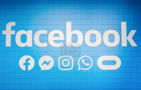Téléchargez les photos : BERLIN, ALLEMAGNE JUILLET 2019 : Logo Facebook avec icône des médias sociaux. Facebook est un service de médias sociaux populaire fondé en 2004 par Mark Zuckerberg - en image libre de droit