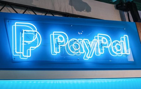 Foto de BERLÍN, ALEMANIA JULIO 2019: Paypal logo neon sign. PayPal Holdings, Inc. es una empresa estadounidense que opera un sistema mundial de pagos en línea. - Imagen libre de derechos