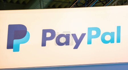 Foto de BERLÍN, ALEMANIA JULIO 2019: logotipo de Paypal. PayPal Holdings, Inc. es una empresa estadounidense que opera un sistema mundial de pagos en línea. - Imagen libre de derechos