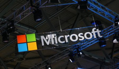 Foto de BERLÍN, ALEMANIA JULIO 2019: logotipo y emblema de Microsoft. Microsoft es una corporación internacional que desarrolla, apoya y vende software y servicios informáticos en todo el mundo. - Imagen libre de derechos