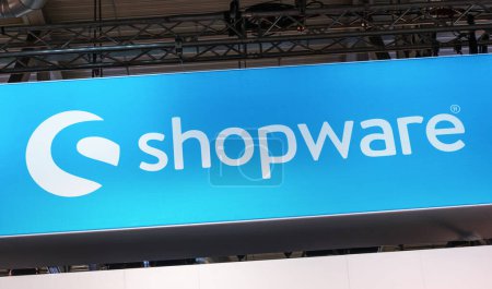 Téléchargez les photos : BERLIN, ALLEMAGNE JUILLET 2019 : Logo Shopware. Shopware est une plate-forme de commerce électronique avant-gardiste pour les entreprises en ligne. - en image libre de droit