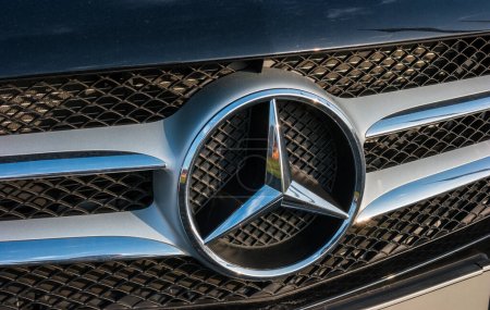 Foto de AACHEN, ALEMANIA FEBRERO, 2017: Mercedes Benz Sign Close Up. Fundada en 1926 es un fabricante alemán de automóviles de lujo, una división multinacional del fabricante alemán Daimler AG.. - Imagen libre de derechos