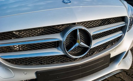 Foto de AACHEN, ALEMANIA FEBRERO, 2017: Mercedes Benz logo close up. Mercedes-Benz es un fabricante de automóviles alemán. La marca se utiliza para automóviles de lujo, autobuses, autocares y camiones. - Imagen libre de derechos