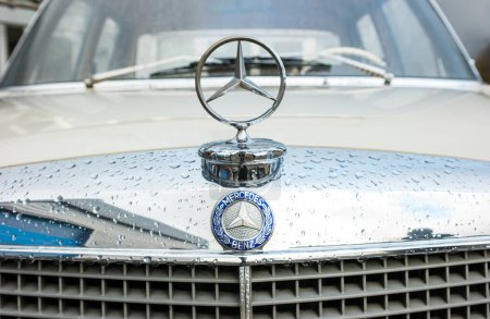 Foto de AACHEN, ALEMANIA MARZO, 2017: Mercedes Benz logotipo del coche clásico en una parrilla del coche. Mercedes-Benz es un fabricante de automóviles alemán. La marca se utiliza para automóviles de lujo, autobuses, autocares y camiones. - Imagen libre de derechos