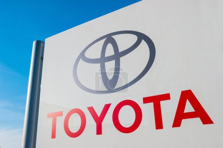 Téléchargez les photos : AACHEN, ALLEMAGNE JANVIER 2017 : Le concessionnaire Toyota signe contre le ciel bleu. Toyota est le leader mondial de la vente de véhicules électriques hybrides. - en image libre de droit
