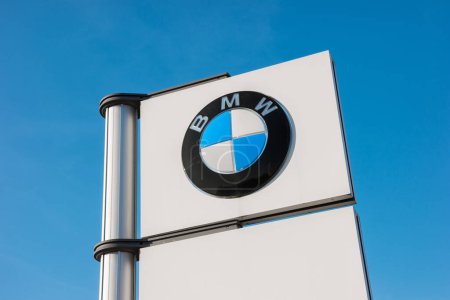 Téléchargez les photos : AACHEN, ALLEMAGNE JANVIER 2017 : Le concessionnaire BMW signe contre le ciel bleu. BMW est l'un des constructeurs automobiles de luxe les plus vendus au monde. - en image libre de droit