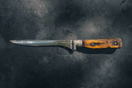 Téléchargez les photos : Vieux couteau de boucher sur tôle rouillée - en image libre de droit