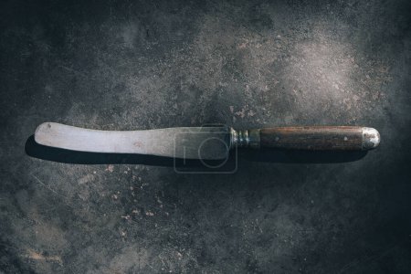 Téléchargez les photos : Vieux couteau sur tôle rouillée - en image libre de droit