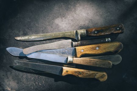 Téléchargez les photos : Couteaux à viande boucher vintage sur fond bois foncé - en image libre de droit