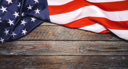 Foto de Bandera de Estados Unidos Sobre fondo o telón de fondo de madera, copyspace para su texto individual
. - Imagen libre de derechos