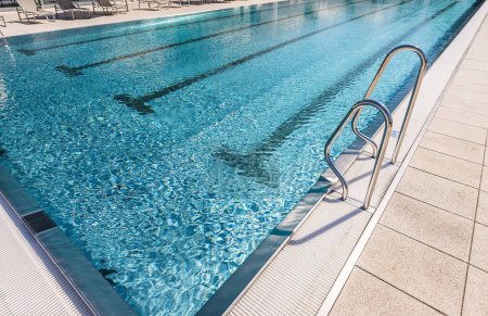 Téléchargez les photos : Main courante en acier inoxydable pour la descente dans la piscine - en image libre de droit