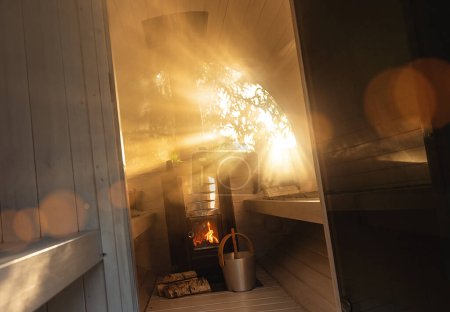 Heiße finnische Holzfassauna mit heißen Steinen und Dampf mit Sonnenstrahlen im Sommer in Norwegen. Wärmebadetherapie. Traditionelle Sommerkabinen-Entspannung.
