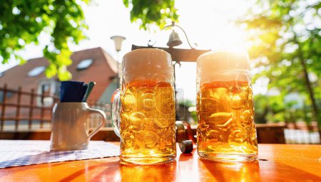 Foto de Tazas de cerveza en Oktoberfest, Munich, Alemania - Imagen libre de derechos