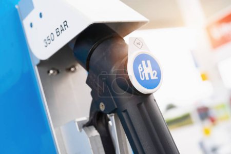 Foto de Aquisgrán, Alemania, enero de 2021: logotipo de hidrógeno en el dispensador de combustible de las gasolineras. motor de combustión h2 para un transporte ecológico sin emisiones. - Imagen libre de derechos