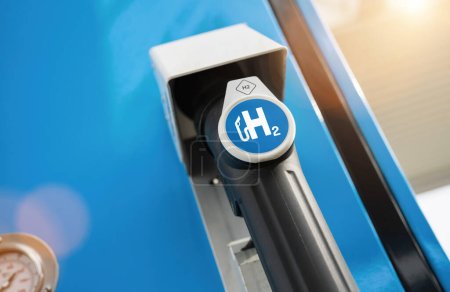Foto de Dispensador de combustible con logotipo de hidrógeno en la gasolinera. motor de combustión h2 para la imagen concepto de transporte ecológico libre de emisiones - Imagen libre de derechos