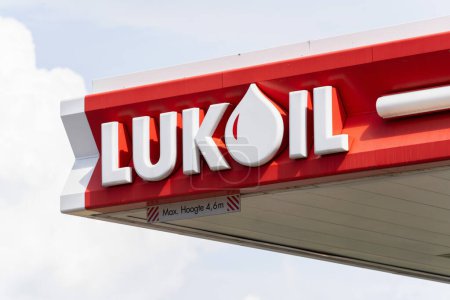 Foto de HEERLEN, PAÍSES BAJOS FEBRERO, 2022: señal de gasolinera de la Lukoil Oil Company. Corporación multinacional rusa de energía de ciclo completo - Imagen libre de derechos