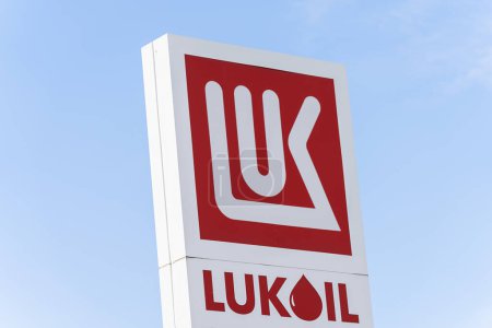 Foto de HEERLEN, PAÍSES BAJOS FEBRERO, 2022: señal de gasolinera de la Lukoil Oil Company. Corporación multinacional rusa de energía de ciclo completo - Imagen libre de derechos