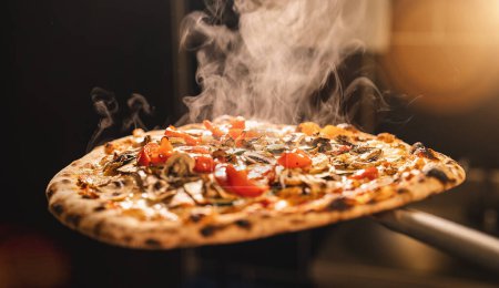 Téléchargez les photos : Pizza italienne traditionnelle du four en pierre à vapeur fraîche dans la pizzeria italienne - en image libre de droit