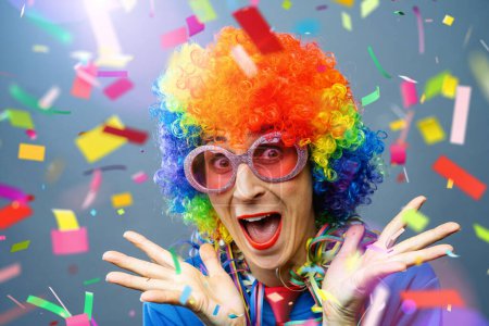 Foto de Hermosa emocionado feliz fiesta mujer en peluca y gafas Carnaval - Imagen libre de derechos