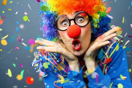 begeisterte Partyfrau mit roter Nase feiert deutschen Fasching Karneval Konfetti fällt in bunten Farben