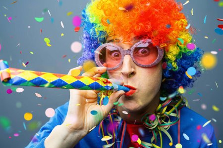 Foto de Feliz fiesta mujer con peluca y confeti piezas y confeti cayendo en colores coloridos - Imagen libre de derechos