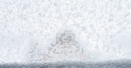 Téléchargez les photos : Bannière de fenêtre couverte de neige, avec espace de copie pour le texte individuel - en image libre de droit