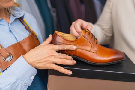 Téléchargez les photos : Vente de chaussures de mariage à un client - en image libre de droit