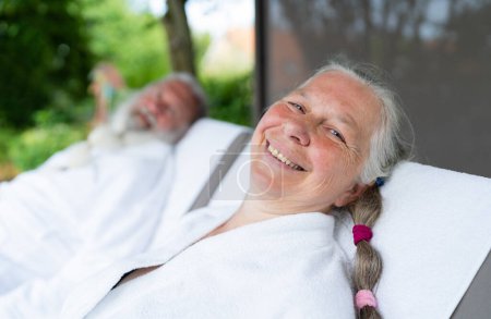 Glückliches älteres Ehepaar entspannt sich im Wellness-Kurort. Senior Moments Konzeptbild