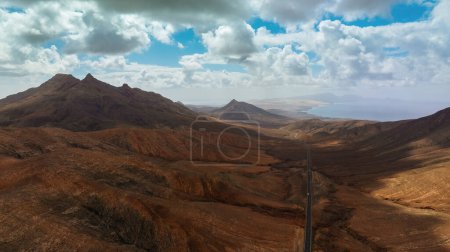Vista del paisaje desértico de Fuerteventura, Islas Canarias