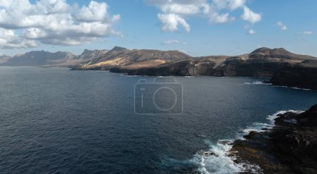 Cofete Strand mit endlosem Horizont. Vulkanische Hügel im Hintergrund und Atlantik. Cofete Strand, Fuerteventura, Kanarische Inseln, Spanien. Ariale Sicht