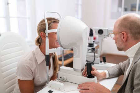 Optometrista usando queratografía para una prueba ocular a una paciente femenina en la clínica de oftalmología. Fotografía de cerca. Concepto de salud y medicina