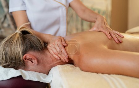Foto de Mujeres terapeutas de masaje manos como el trabajo en un cliente de vuelta en el hotel savia - Imagen libre de derechos