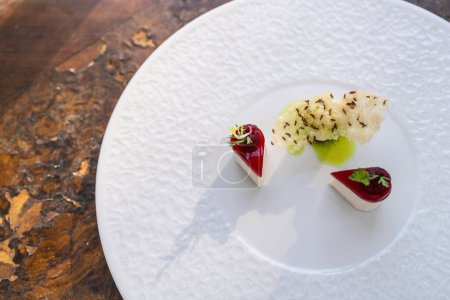 Elegante kulinarische Präsentation einer luxuriösen Vorspeise auf einem weißen Teller im Restaurant. Food Fotografie Konzeptbild