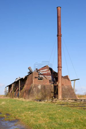 Téléchargez les photos : Ancienne usine abandonnée de briques à la campagne - en image libre de droit