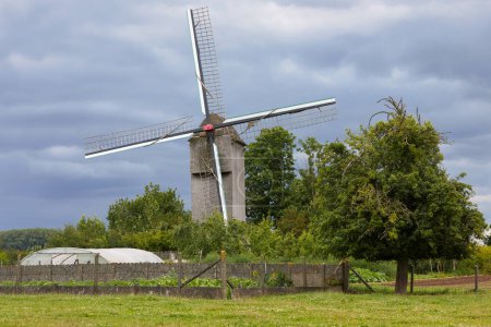Téléchargez les photos : Moulin à vent vintage dans le pays en Flandre - en image libre de droit