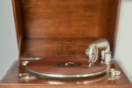 Nahaufnahme des Nadelarms eines alten Grammophons, das 78 Umdrehungen pro Minute spielt